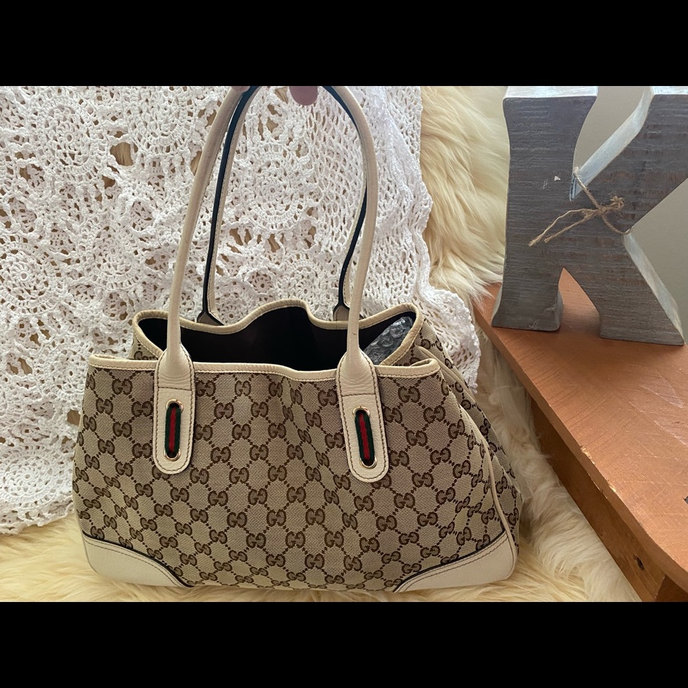 Gucci shoulder bag, preloved but in great condition.